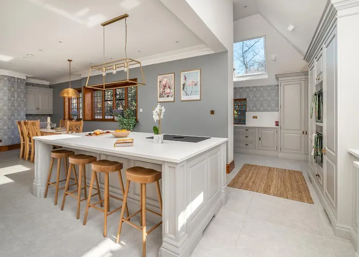 Luxury Period 7 Bed Mansion Near Warner Bros
