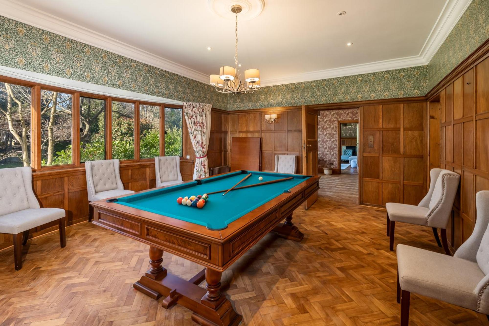 Luxury Period 7 Bed Mansion Near Warner Bros Apartment