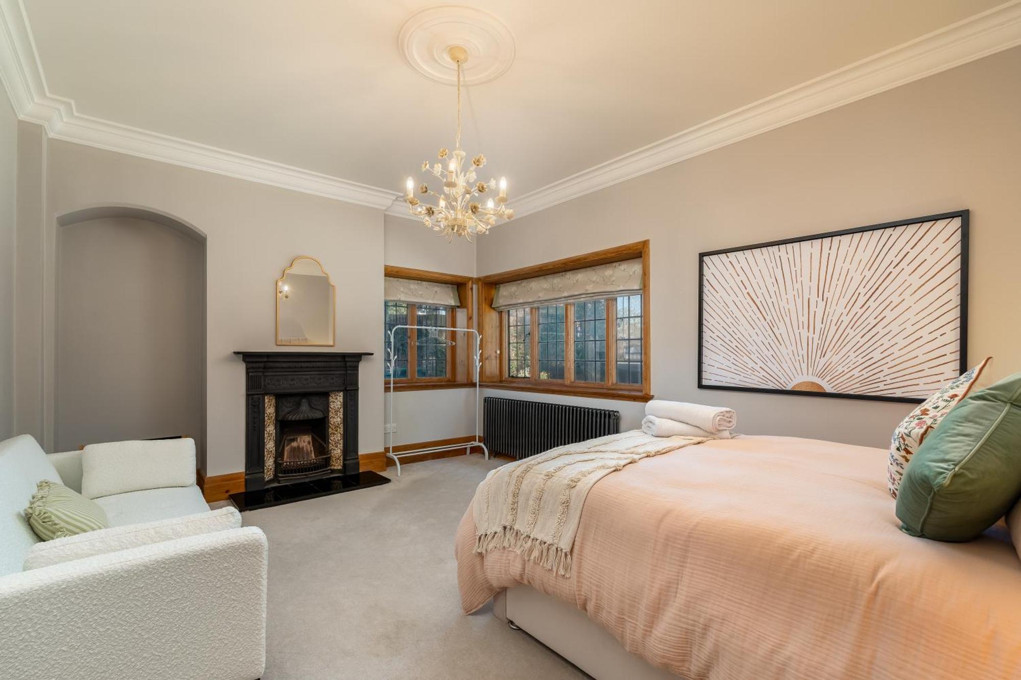 Luxury Period 7 Bed Mansion Near Warner Bros Apartment