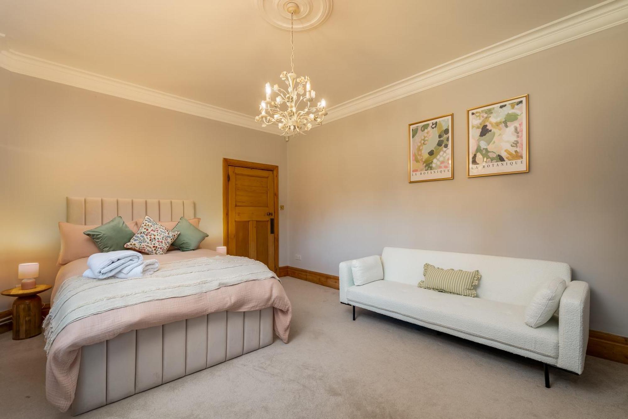 Luxury Period 7 Bed Mansion Near Warner Bros *