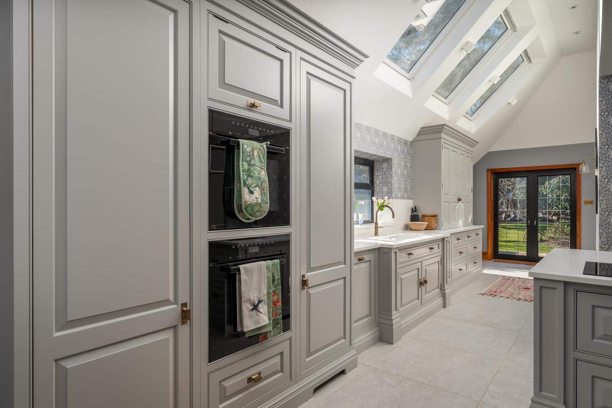 Luxury Period 7 Bed Mansion Near Warner Bros Apartment