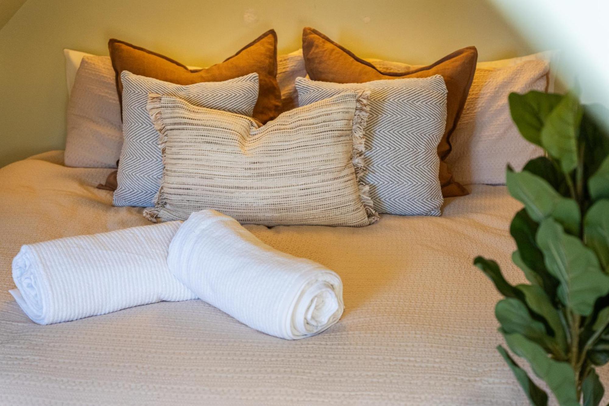 Luxury Period 7 Bed Mansion Near Warner Bros Apartment
