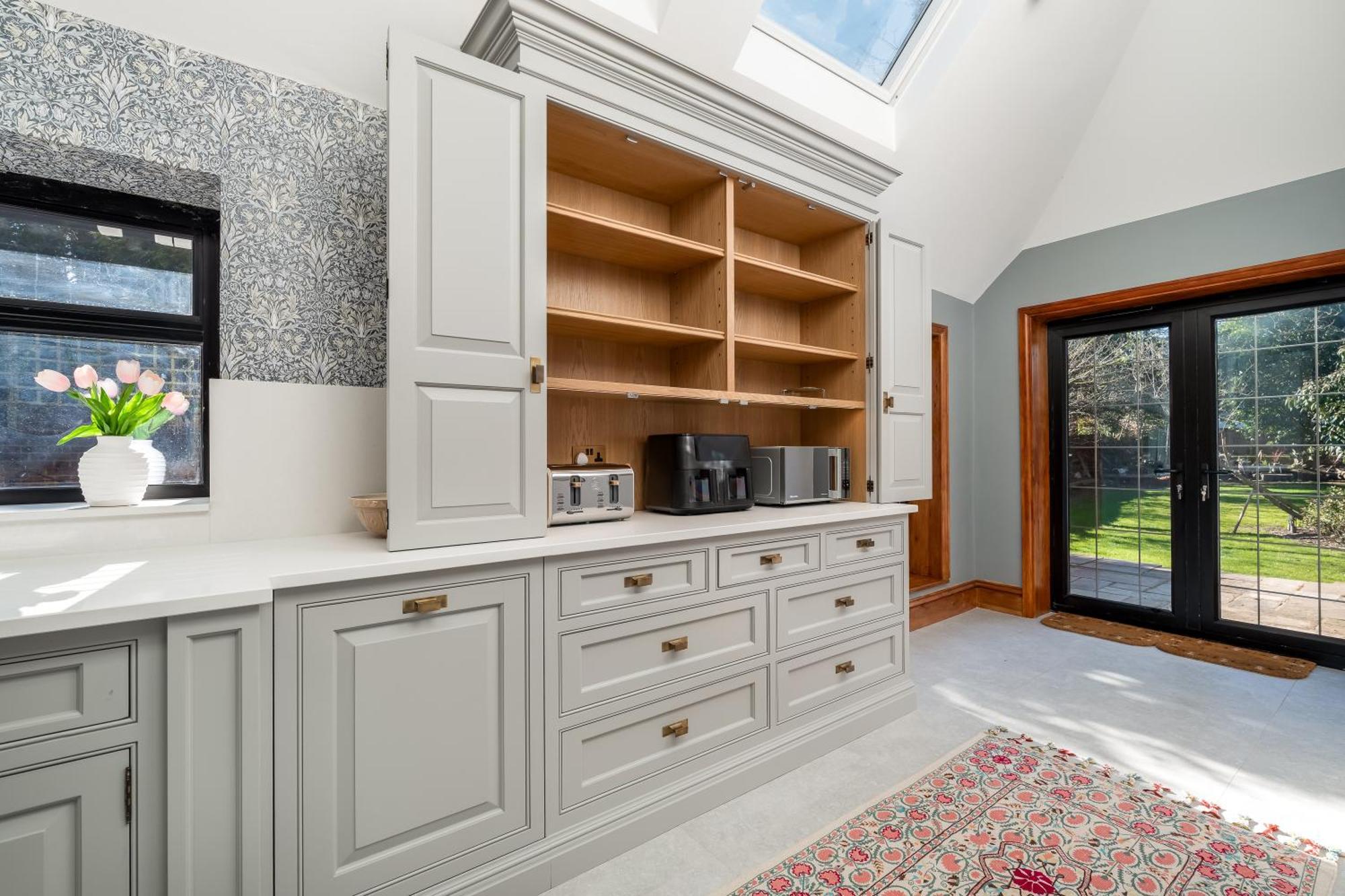Luxury Period 7 Bed Mansion Near Warner Bros *