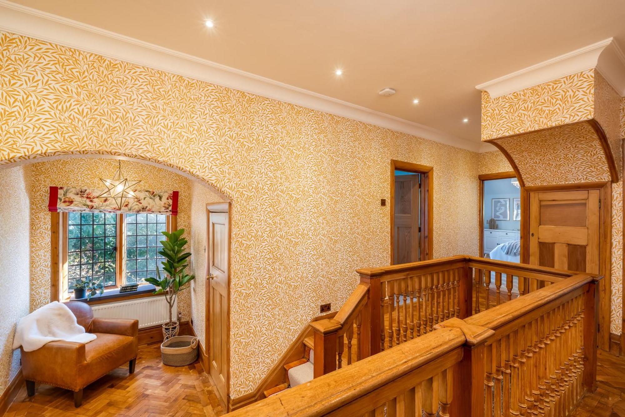 Luxury Period 7 Bed Mansion Near Warner Bros *