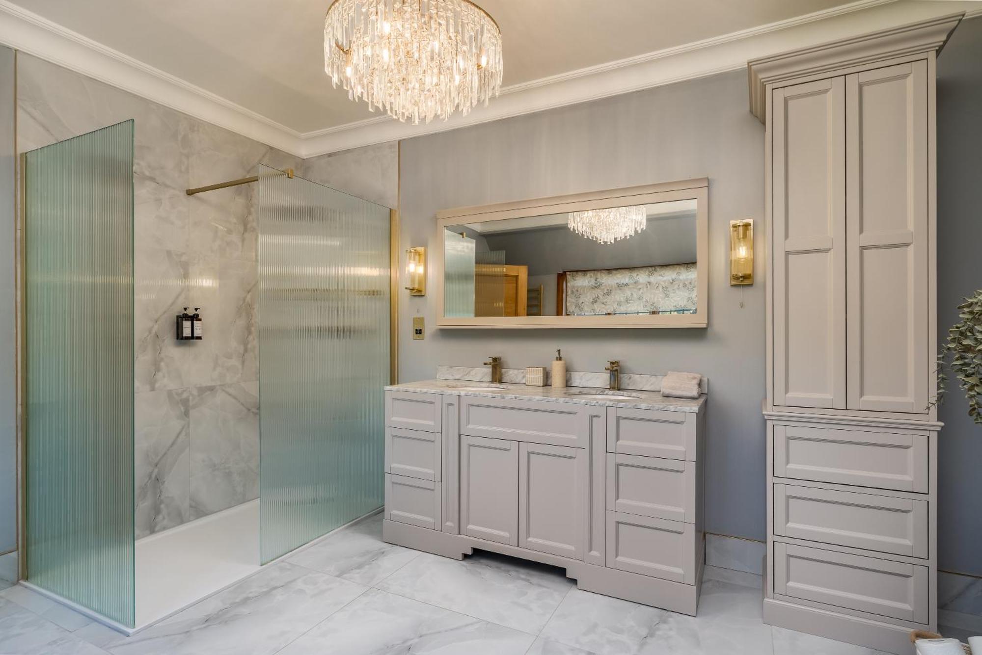 Luxury Period 7 Bed Mansion Near Warner Bros Apartment
