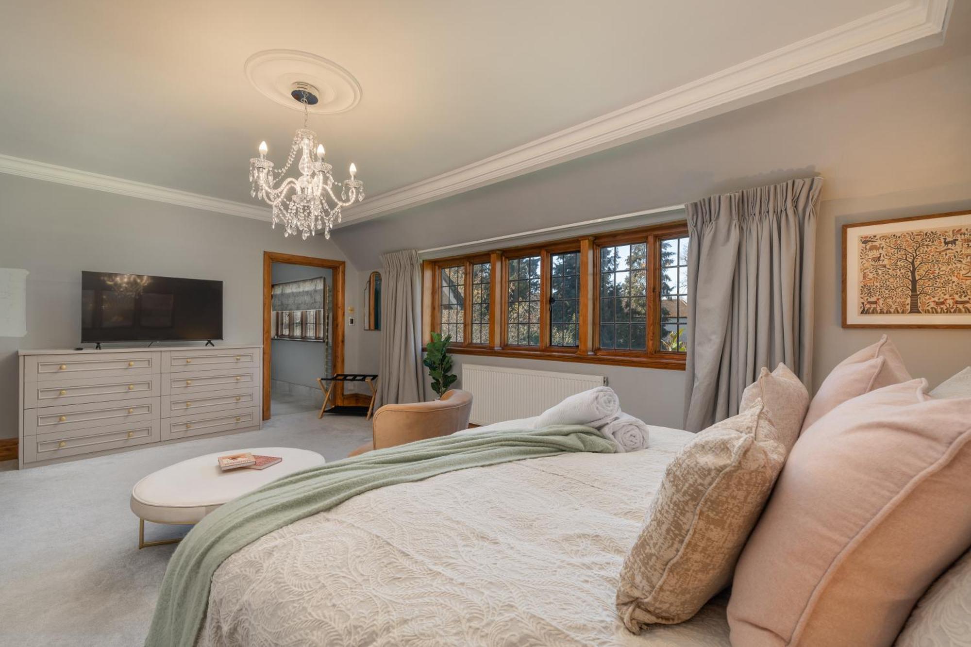 Luxury Period 7 Bed Mansion Near Warner Bros Apartment *