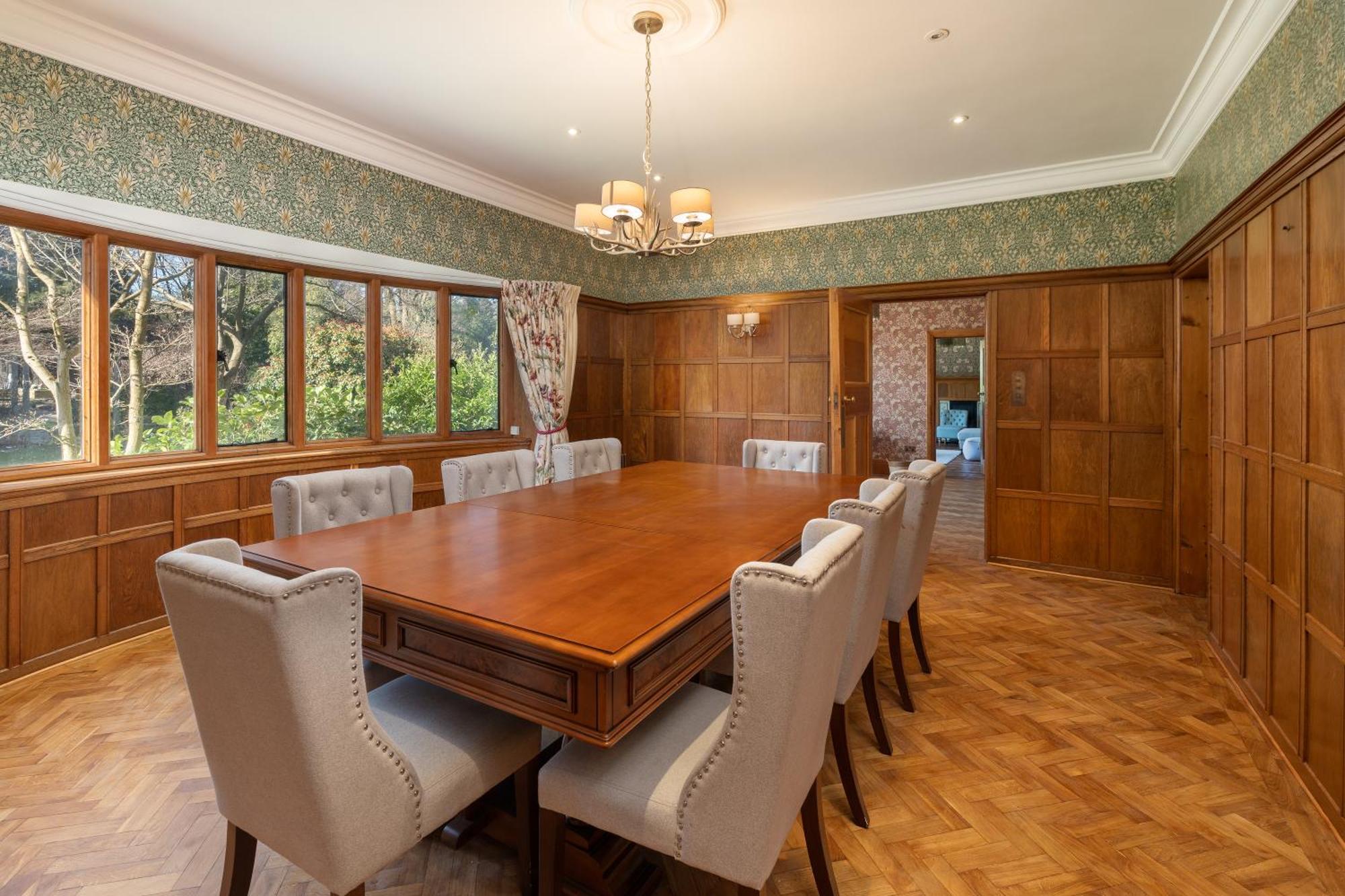 Luxury Period 7 Bed Mansion Near Warner Bros *