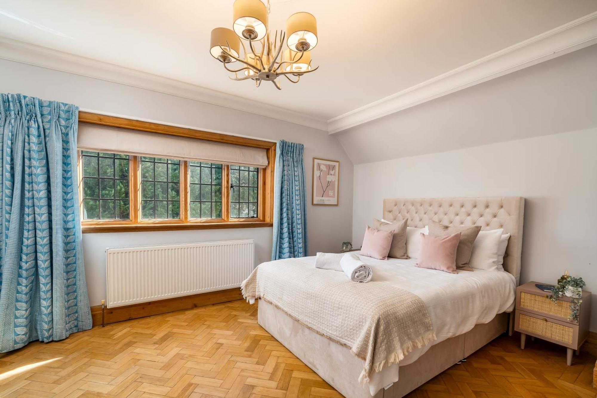 Luxury Period 7 Bed Mansion Near Warner Bros