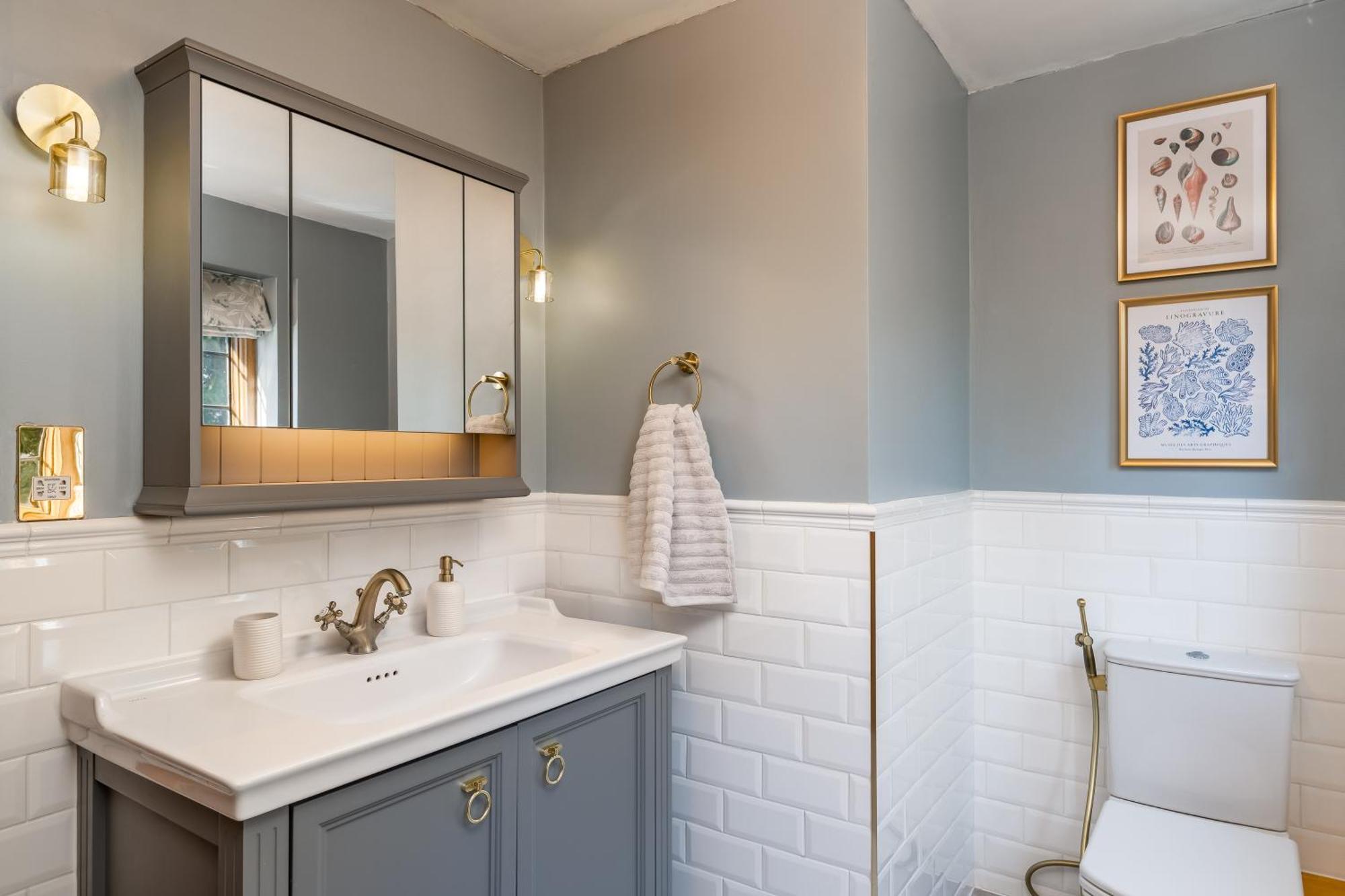 Luxury Period 7 Bed Mansion Near Warner Bros *