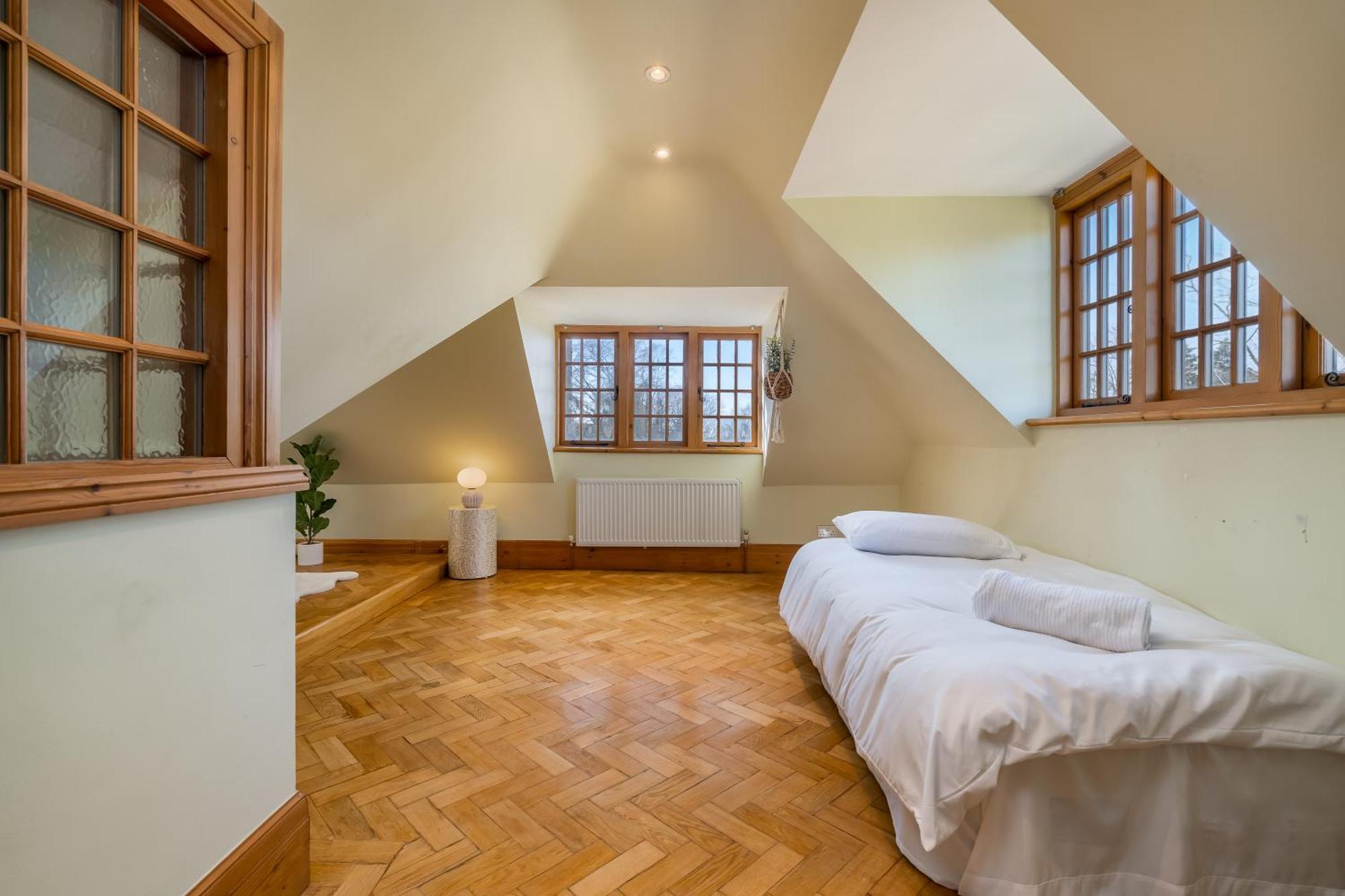 Luxury Period 7 Bed Mansion Near Warner Bros Watford (Hertfordshire)