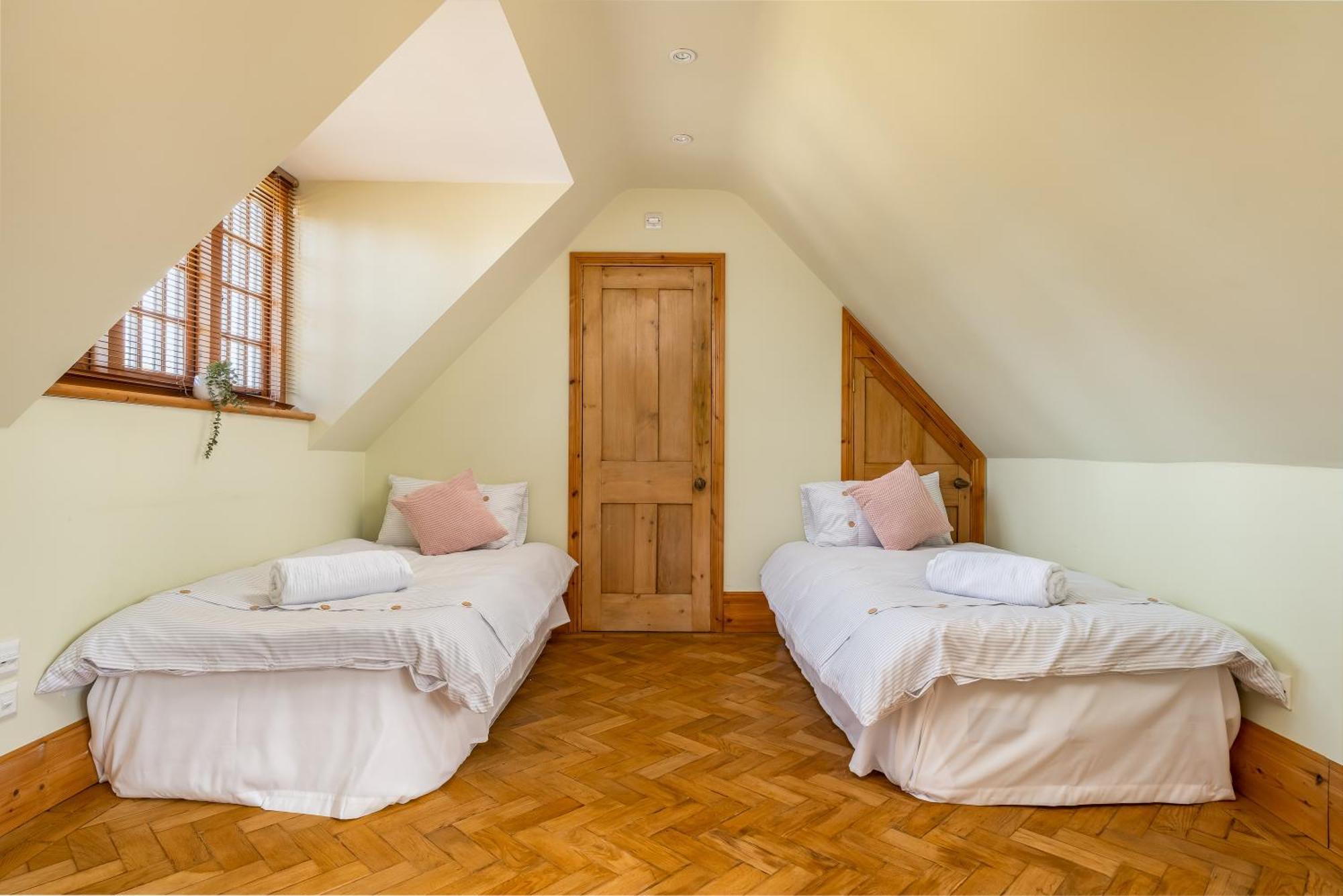 Luxury Period 7 Bed Mansion Near Warner Bros Apartment *